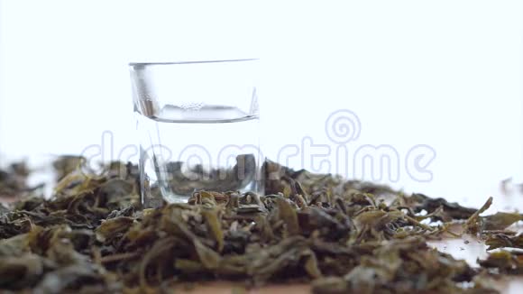 茶叶在热水中溶解白色背景视频的预览图