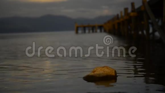 大普雷斯帕湖上的金色日落石视频的预览图