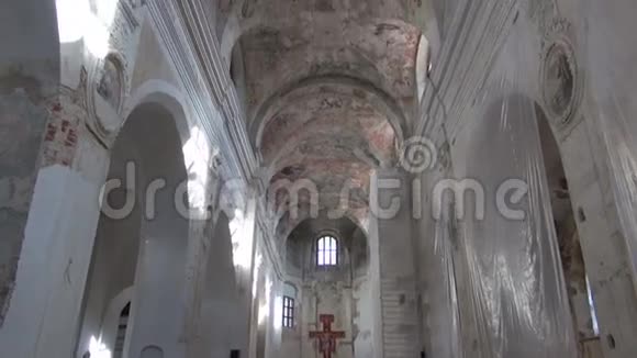 旧教堂内部修复视频的预览图