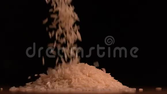 白色的米饭倒在黑色的背景上视频的预览图