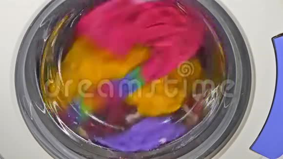 洗衣机纺纱穿衣服内衣衣服视频的预览图