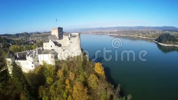 科尔茨提恩湖Niedzica城堡的空中镜头视频的预览图
