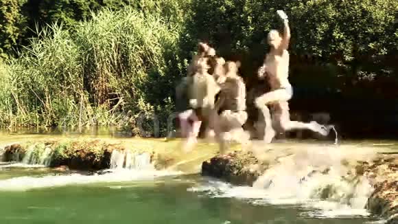 男人拿着相机和朋友跳河视频的预览图