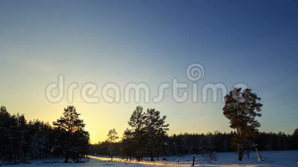 日落时的冬季景观时间流逝4K视频的预览图