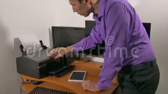 办公室的商人在打印机上打印文件视频的预览图
