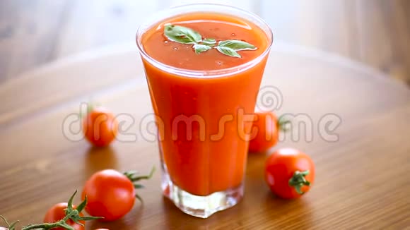 自制的番茄汁放在杯子里新鲜的西红柿视频的预览图