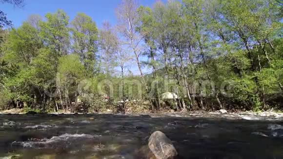 一条河流过岩石视频的预览图