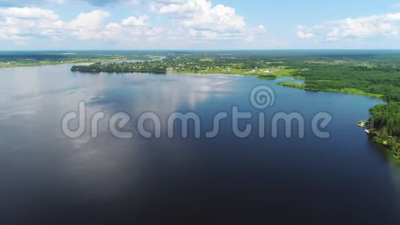 湖上有绿松石水和绿树河流森林湖泊景观视频的预览图