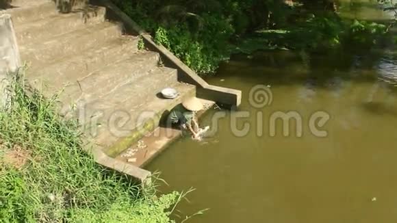 女人在河里洗衣服视频的预览图