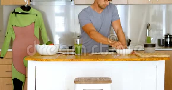 男人在厨房喝健康饮料视频的预览图