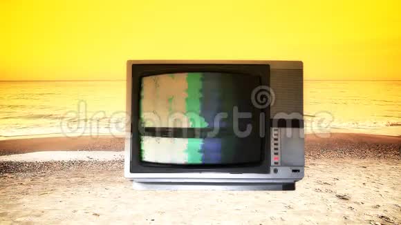 海滩上的坏电视盒视频的预览图