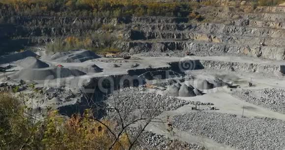 大型露天铁矿石采石场大型采石场全景图采石场设备视频的预览图