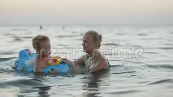 母亲和儿子在海里玩得很开心视频的预览图