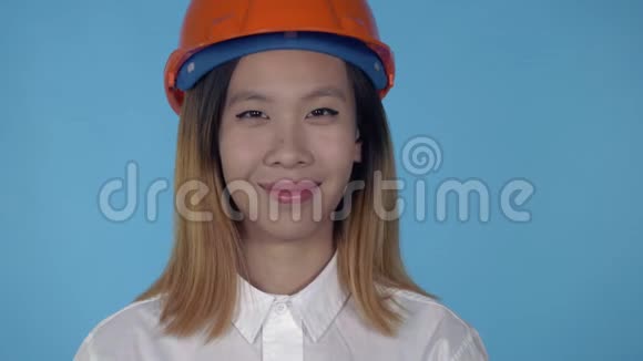 美丽的韩国快乐的女性建设者视频的预览图