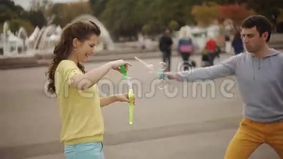 年轻夫妇在公园玩肥皂泡视频的预览图