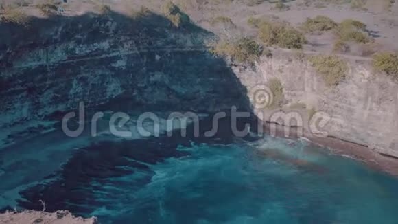 美丽的破碎海滩在努沙佩尼达巴厘岛视频的预览图
