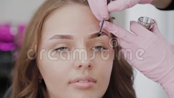 专业化妆师用指甲花画眉毛给客户视频的预览图