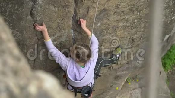 女孩攀岩者视频的预览图