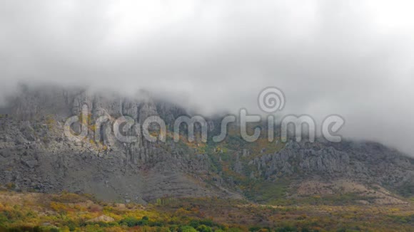 秋天的早晨雾在山上视频的预览图