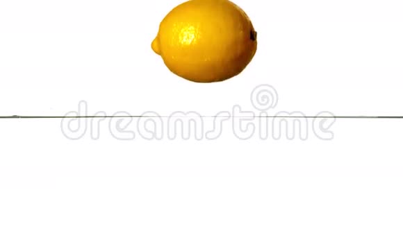 柠檬在白色背景下坠入水中视频的预览图