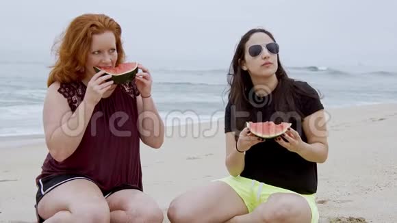 在海滩上度过一段轻松愉快的时光美丽的女孩在暑假视频的预览图