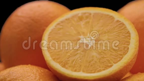 黑色背景下的橙子特写视频的预览图