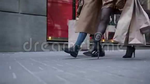 带着购物袋在城市大街上散步的快乐女人视频的预览图