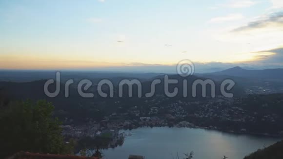 从布鲁恩山看到科莫镇的美丽景色视频的预览图