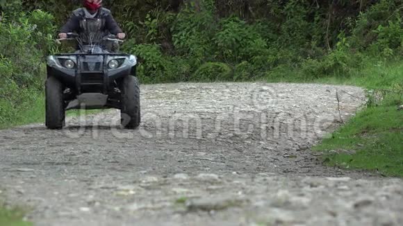 ATV所有地面车辆4x4机动运动QuadsDirt视频的预览图