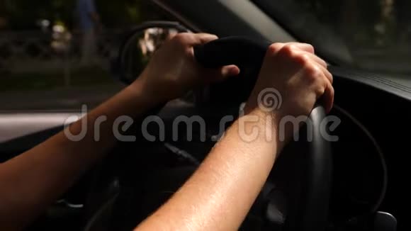 把手放在汽车方向盘上太阳眩光4k慢动作视频的预览图