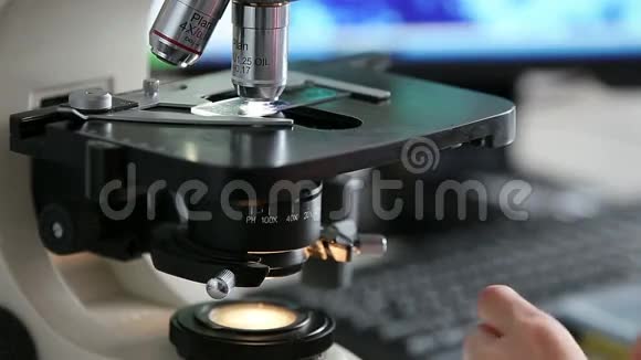 微生物实验室工作与显微镜视频的预览图