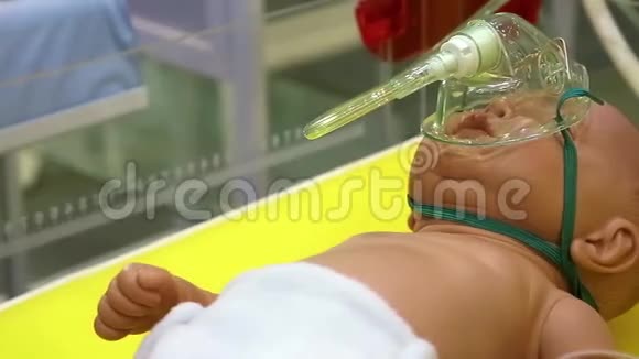 光疗加热和新生儿复苏医疗设施视频的预览图