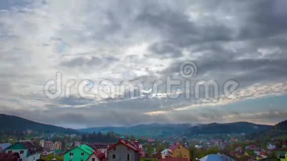 雄伟的高山景观在清晨的天空下视频的预览图
