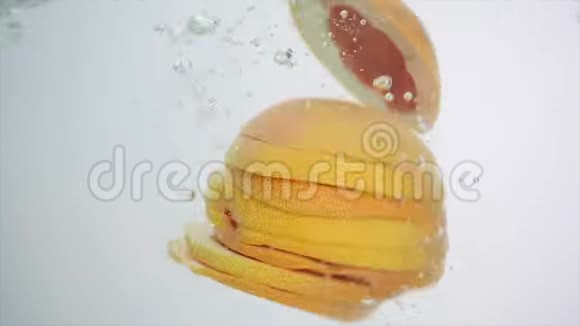 新鲜水果在水中飞溅葡萄柚掉落视频的预览图