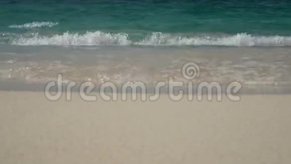 4K柔和的海浪清澈的海水在白沙滩上与复制空间面积热带夏季海滨度假视频的预览图