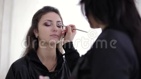 化妆师用眼影刷眼视频的预览图