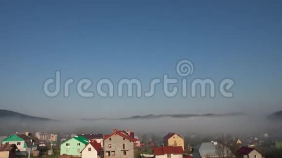 村里的晨雾时光流逝视频的预览图