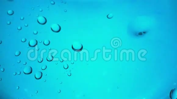 彩色背景上有水滴的玻璃视频的预览图