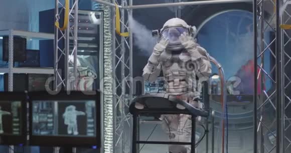 在跑步机上行走的宇航员视频的预览图