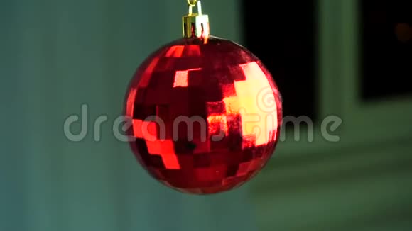 漂亮的红色圣诞球装饰品视频的预览图