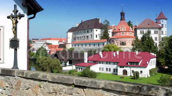 文艺复兴风格的城堡在金德里丘夫赫拉德克靠近内扎尔卡河的山上有圆形亭子捷克共和国视频的预览图