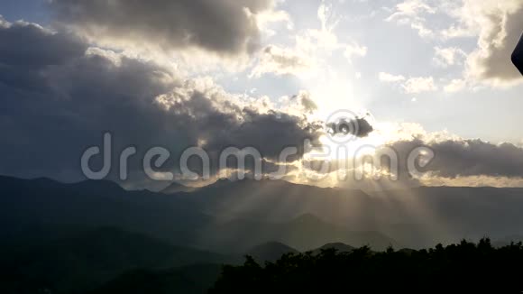 日本北海道莫瓦山顶太阳射线穿透云层的宽射视频的预览图