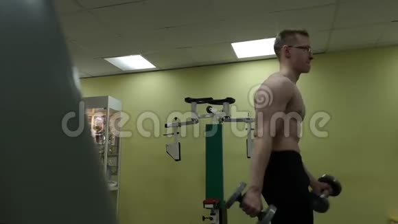 健身运动中的哑铃男二头肌健身举重视频的预览图
