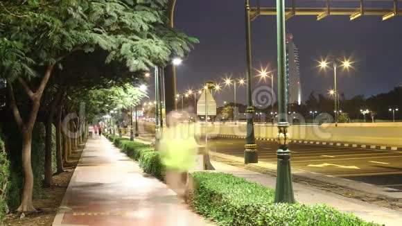 美丽的夜光步行街4k晚迪拜市视频的预览图