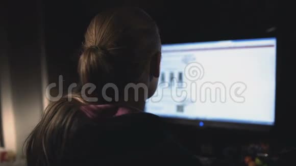 在电脑公司工作的女人视频的预览图