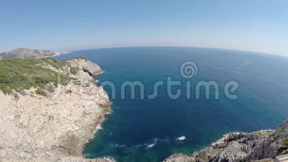 美丽的海景从卡拉拉贾达A悬崖空中飞行马略卡视频的预览图