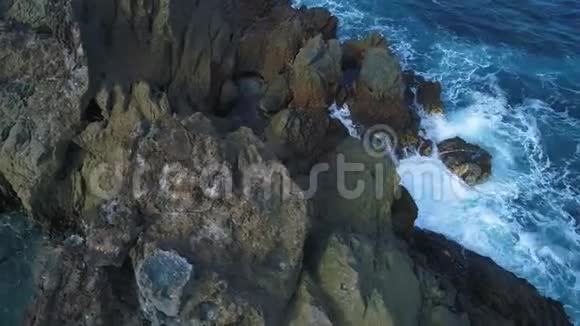 俯视海浪和悬崖视频的预览图