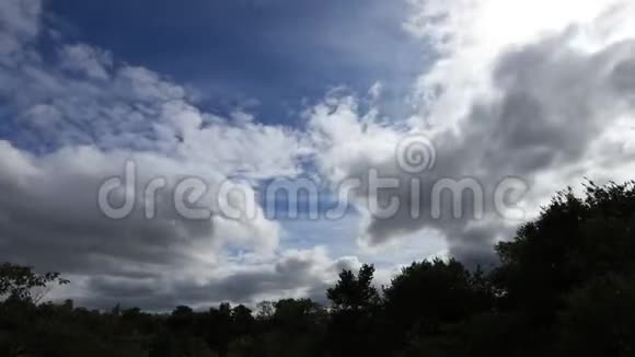 暴风云在天空中的瞬间拍摄的快速运动视频的预览图