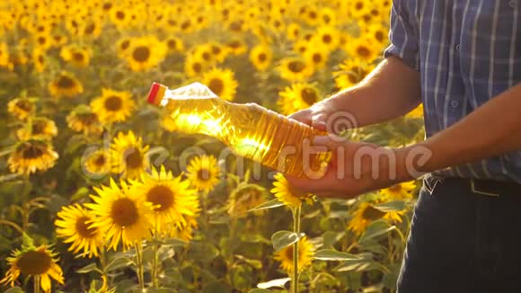 老人特写阳光农夫葵花油概念农业农夫手里拿着一个塑料瓶视频的预览图