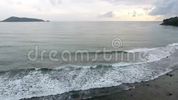 空中镜头带海滩波的热带海洋视频的预览图